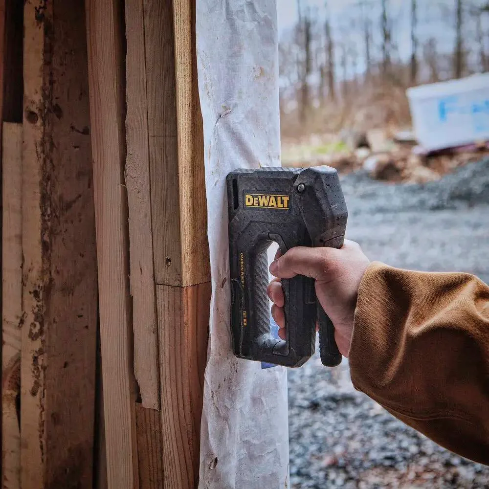 Степлер DeWALT з вуглецевого волокна для скоб G 6-14 мм та цвяхів J 12, 15 мм.