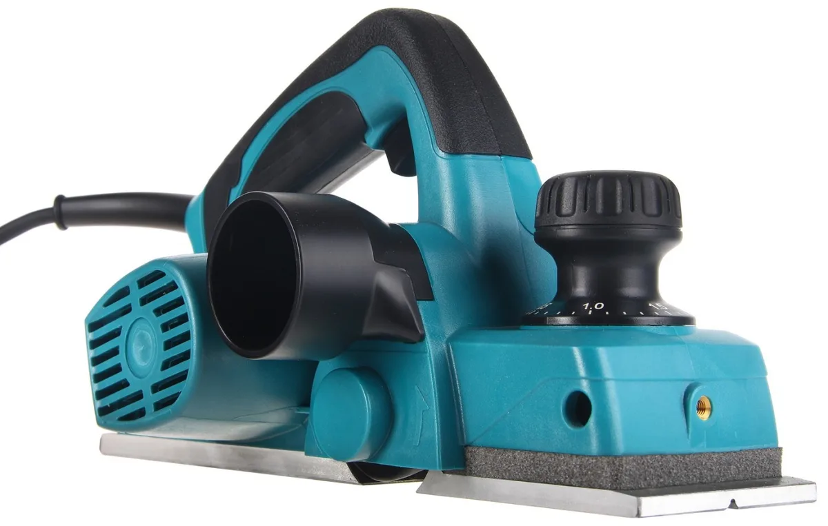 Рубанок Makita KP0800, 620 Вт, ширина стругання 82 мм, глибина обробки до 2.5 мм, вага 2.6 кг.