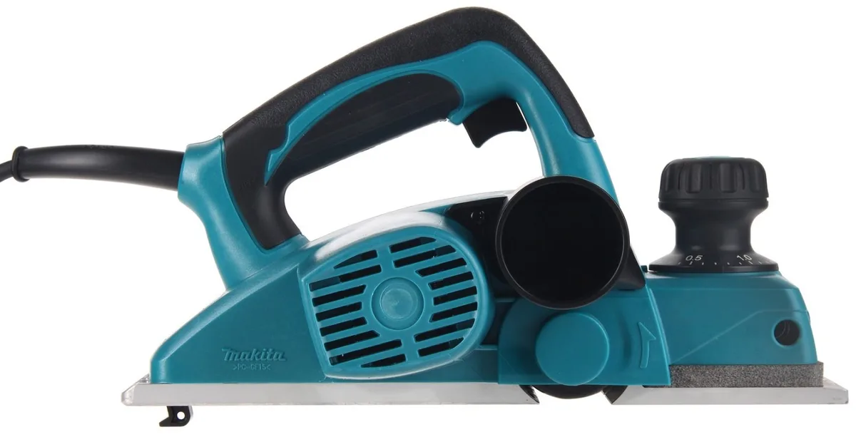 Рубанок Makita KP0800, 620 Вт, ширина стругання 82 мм, глибина обробки до 2.5 мм, вага 2.6 кг.