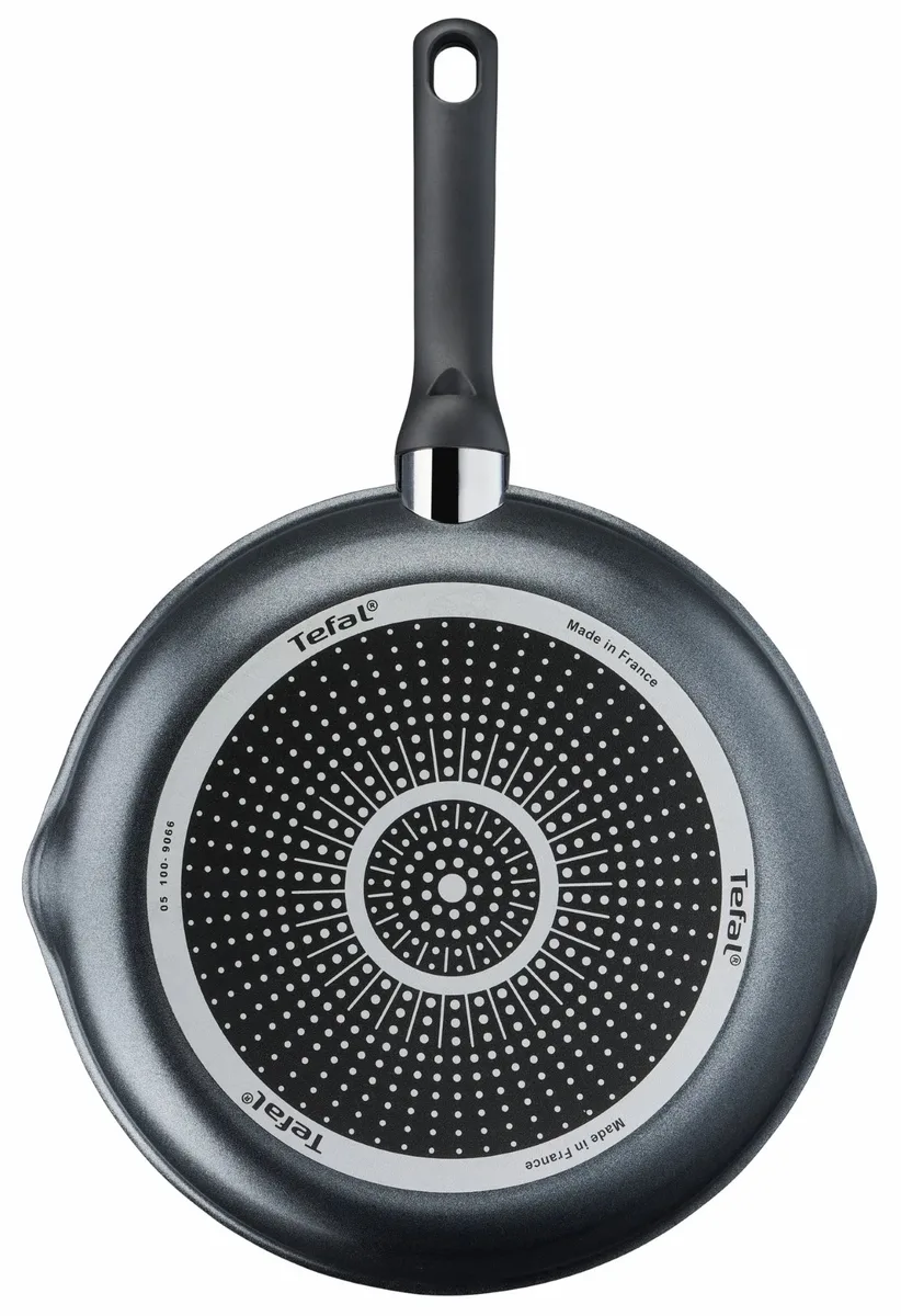 Сковорода з кришкою Tefal Day by Day, діаметр 28 см, алюмінієва, з бакелітовою ручкою та скляною кришкою, чорного кольору.