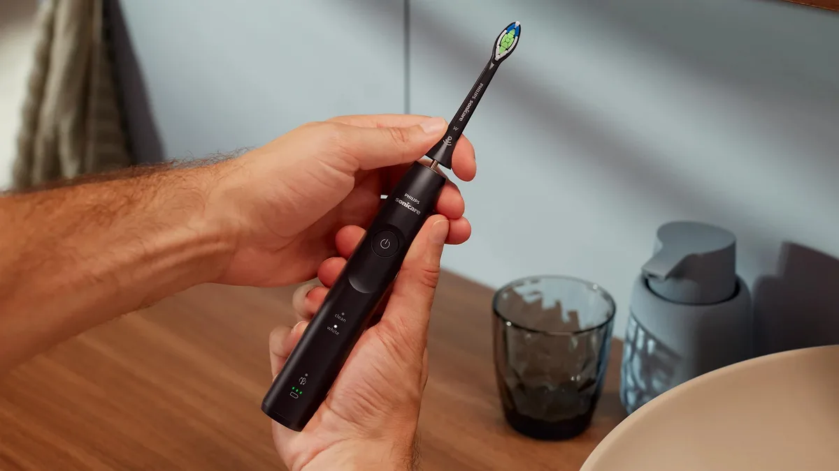 Електрична зубна щітка Philips Sonicare 5500 Series, 62000 коливань на хвилину, з однією насадкою, чорного кольору.