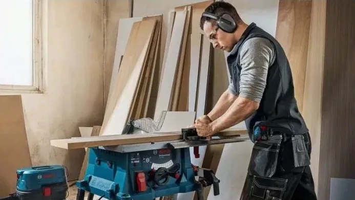 Розпилювальний стіл Bosch Professional GTS 254, 1800 Вт, диск 254 мм, 4300 об/хв, вага 24 кг.