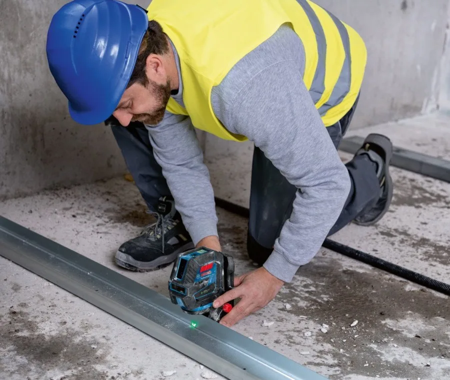 Нівелір лазерний Bosch Professional до 15м зелений промінь з штативом для будівництва та ремонту