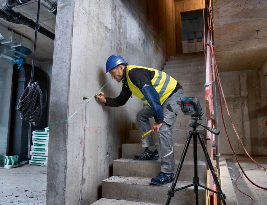 Нівелір лазерний Bosch Professional до 15м зелений промінь з штативом для будівництва та ремонту