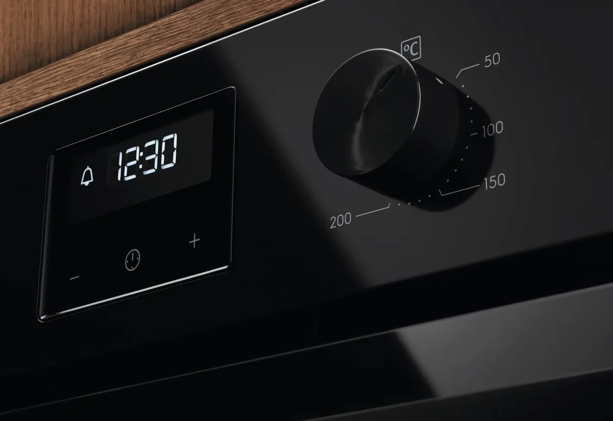 Електрична духова шафа Electrolux, об'єм 65л, клас енергоефективності A, з дисплеєм, конвекцією та телескопічними направляючими, ч