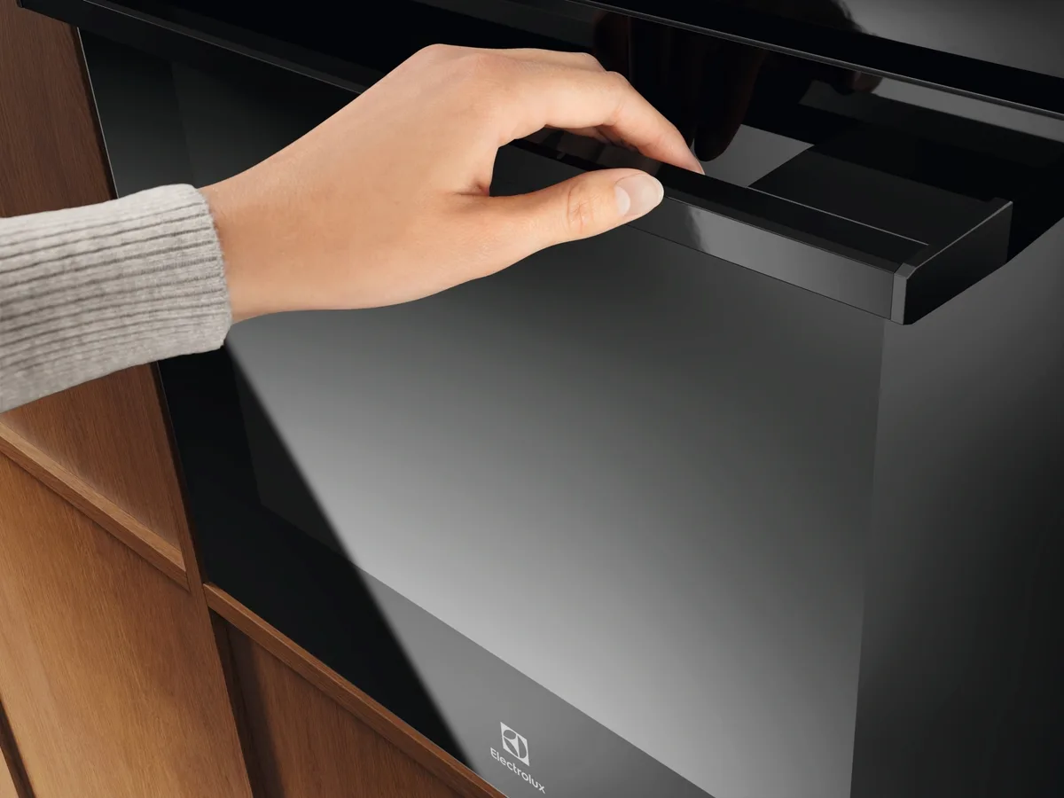 Електрична духова шафа Electrolux, об'єм 65л, клас енергоефективності A, з дисплеєм, конвекцією та телескопічними направляючими, ч
