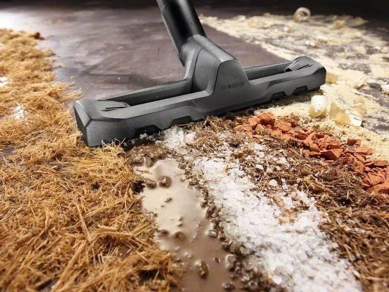 Професійний пилосос Bosch UniversalVac 15, 1000 Вт, контейнер на 15 л, вага 6,9 кг.