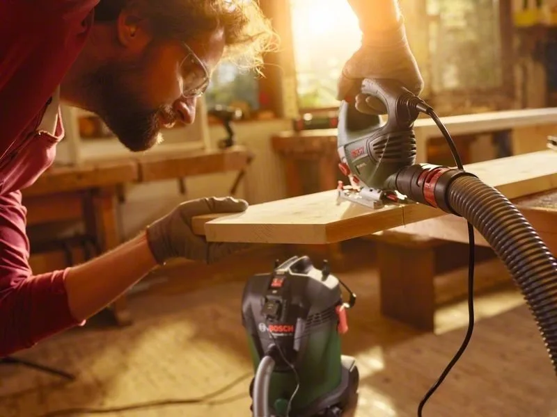 Професійний пилосос Bosch UniversalVac 15, 1000 Вт, контейнер на 15 л, вага 6,9 кг.