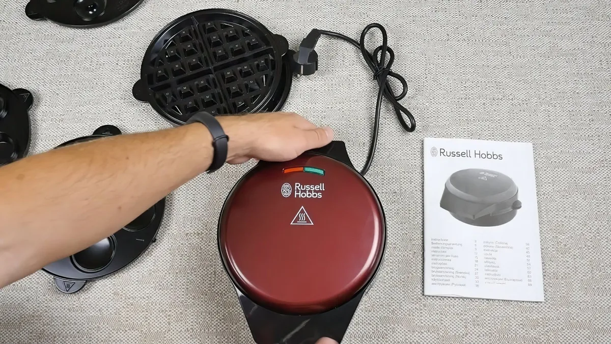 Мультимейкер Russell Hobbs Fiesta 950Вт, алюмінієвий, з 3 пластинами, корпус з нержавіючої сталі та пластику, бордового кольору.