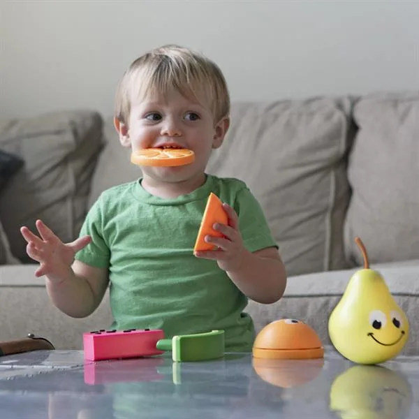 Игровой набор Fat Brain Toys Веселые фрукты разноцветные 27х13х15 см из силикона