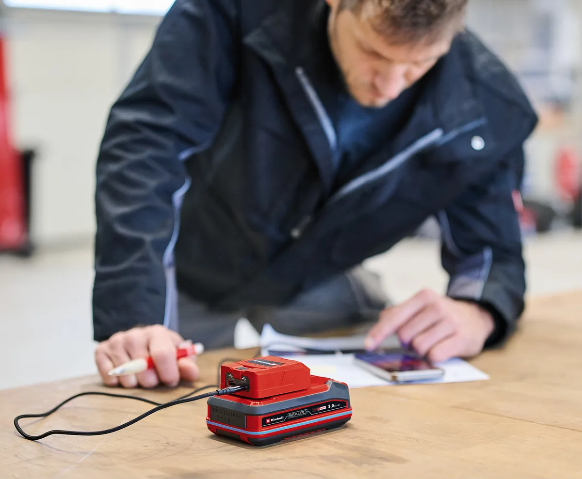 Зарядний пристрій USB акумуляторний Einhell TC-CP 18 Li USB A/C для смартфонів та планшетів адаптер живлення 2 А