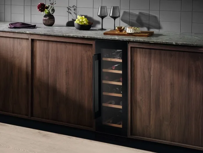 Вбудований винний холодильник Electrolux, 82x30x57 см, 6 полиць, 1 зона, 20 бутлів, клас ST, чорний.