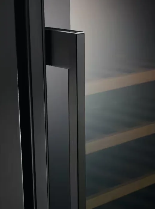 Вбудований винний холодильник Electrolux, 82x30x57 см, 6 полиць, 1 зона, 20 бутлів, клас ST, чорний.