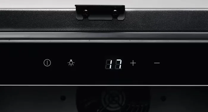 Вбудований винний холодильник Electrolux, 82x30x57 см, 6 полиць, 1 зона, 20 бутлів, клас ST, чорний.