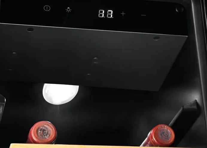 Вбудований винний холодильник Electrolux, 82x30x57 см, 6 полиць, 1 зона, 20 бутлів, клас ST, чорний.