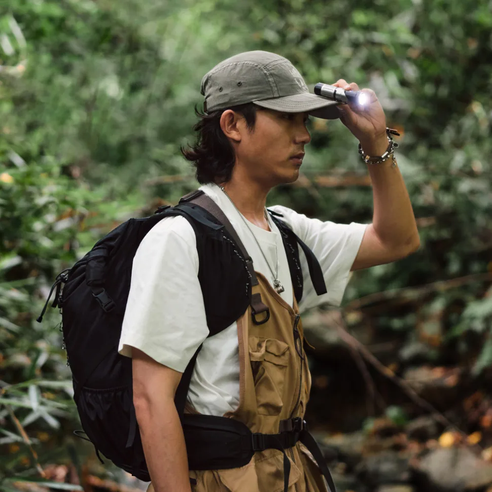 Ліхтар Naturehike алюмінієвий 25х30х99 мм чорно-сірий з кліпсою та магнітом
