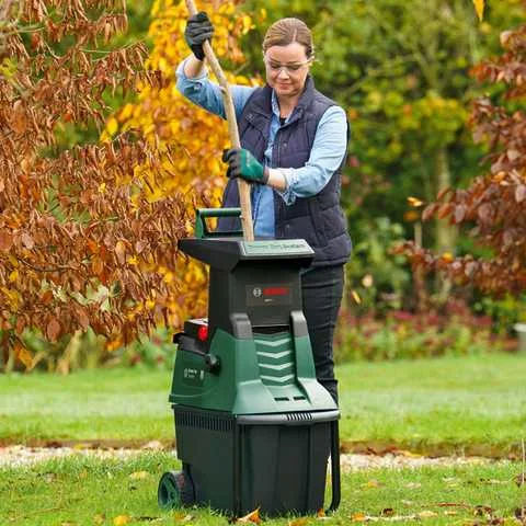 Садовий подрібнювач Bosch AXT 25 D, 2500 Вт, 40 мм, 31.3 кг, тихий фрезер для подрібнення рослинності.