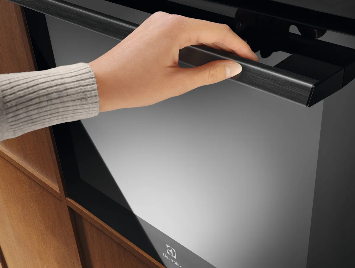 Електрична духова шафа Electrolux, 72 л, клас енергоспоживання A+, з дисплеєм, функцією конвекції, піролізом та телескопічними нап