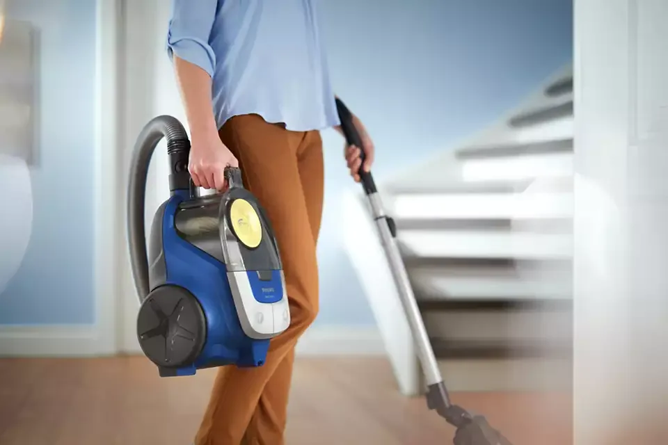 Пилосос Philips, контейнерний, серії 2000, потужність 850 Вт, об'єм контейнера 1,3 л, мікрофібровий фільтр, синьо-жовтого кольору.