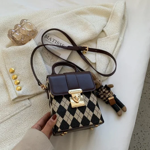 Маленька дитяча сумочка з брелоком зайчика екошкіра 14,5х16,5х8 см різнокольорова