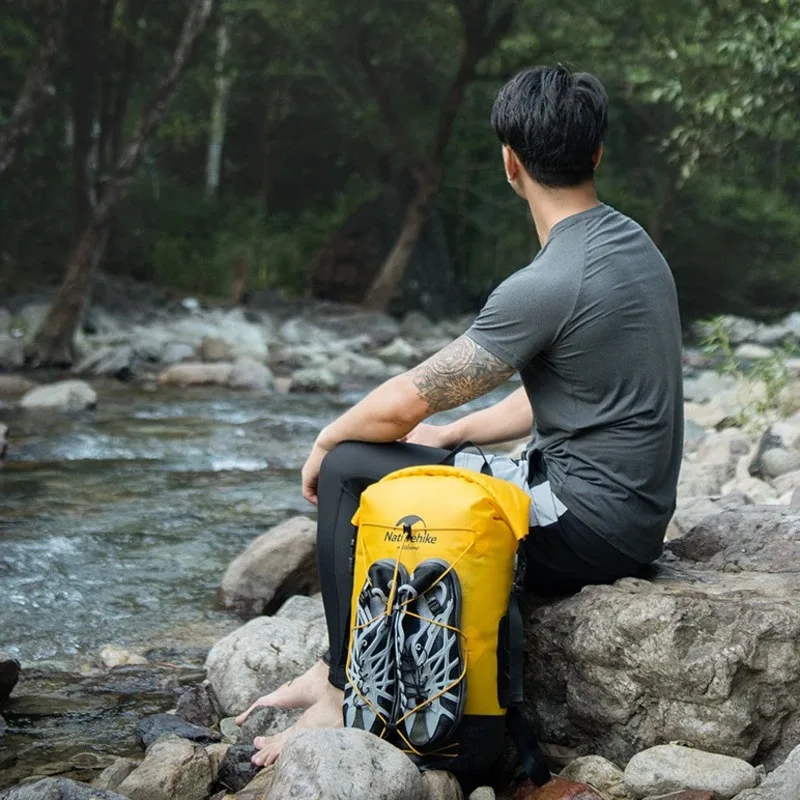 Водонепроникний рюкзак Naturehike нейлон 30л бежевий 42х67 см