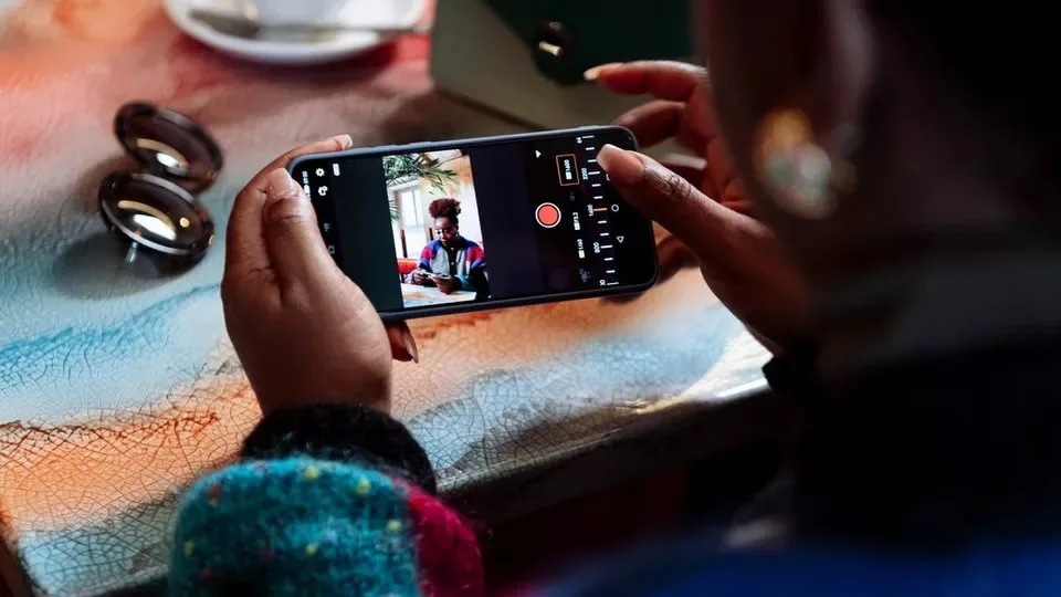 Цифрова фотокамера Canon бездзеркальна чорна 24,2 Мп 4K з об'єктивами RF-S 18-45 та RF-S 55-210