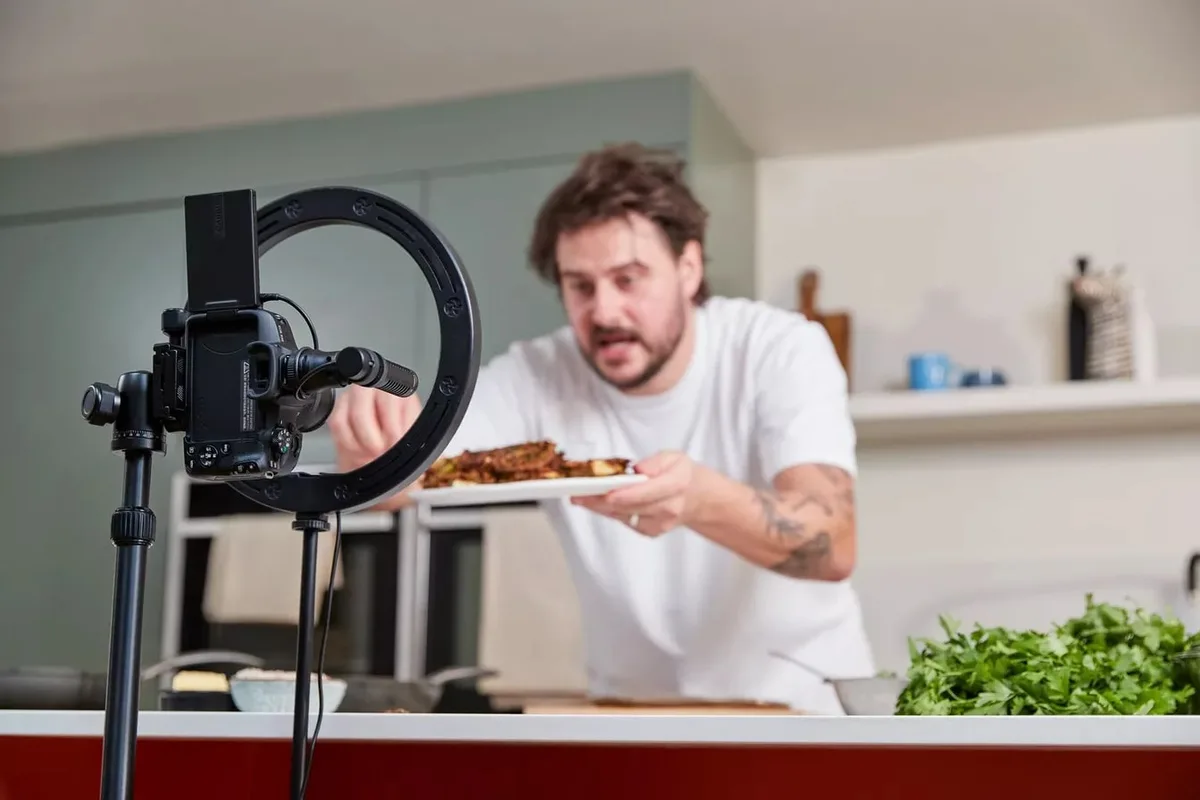Цифрова фотокамера Canon бездзеркальна чорна 24,2 Мп 4K з об'єктивами RF-S 18-45 та RF-S 55-210