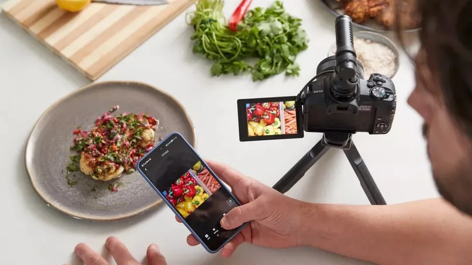 Цифрова фотокамера Canon бездзеркальна чорна 24,2 Мп 4K з об'єктивами RF-S 18-45 та RF-S 55-210