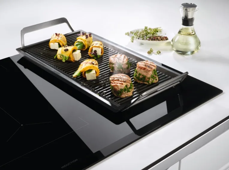 Варочная поверхность Electrolux индукционная 71см черная с расширенной зоной для приготовления пищи и функцией Bridge