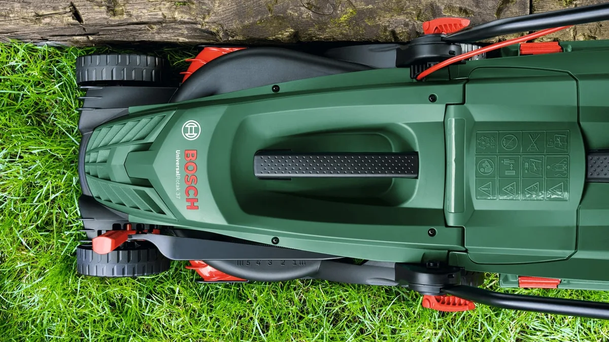 Електрична газонокосарка Bosch UniversalRotak 37-555, 1400 Вт, ширина скошування 37 см, об'єм травозбірника 40 л, регулювання висо