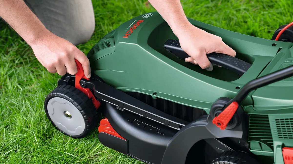 Електрична газонокосарка Bosch UniversalRotak 37-555, 1400 Вт, ширина скошування 37 см, об'єм травозбірника 40 л, регулювання висо