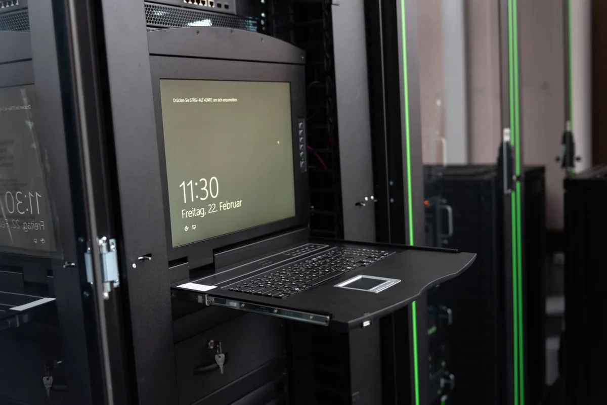Консоль DIGITUS Modular 19" TFT, 8 port KVM, US keyboard, RAL 9005