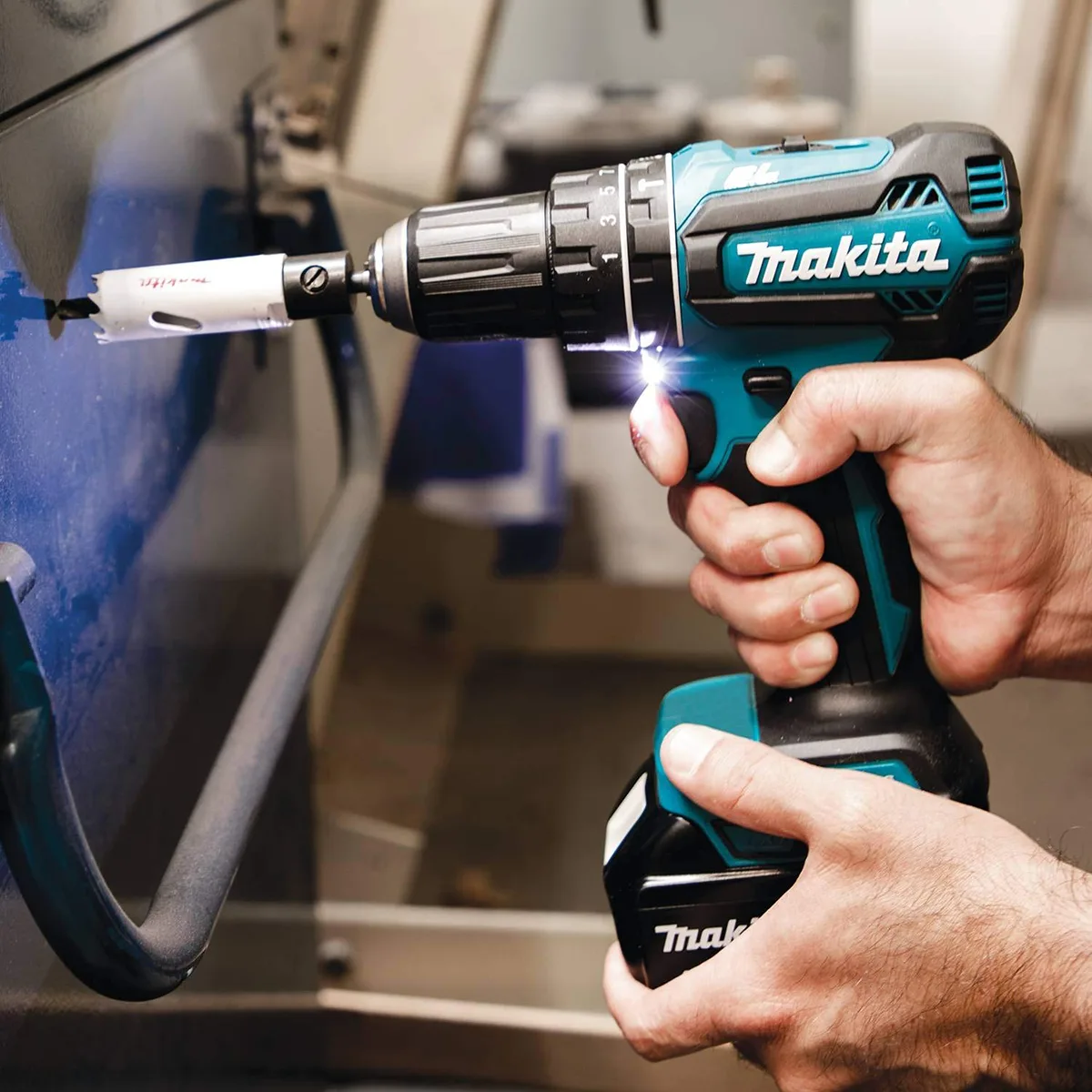 Аккумуляторная шуруповерт-дрель Makita DDF485RFJ 18В, 2 батареи по 3А·ч, крутящий момент 27·50Нм, скорость оборотов 0-500/0-1900 об/мин, вес 14 кг