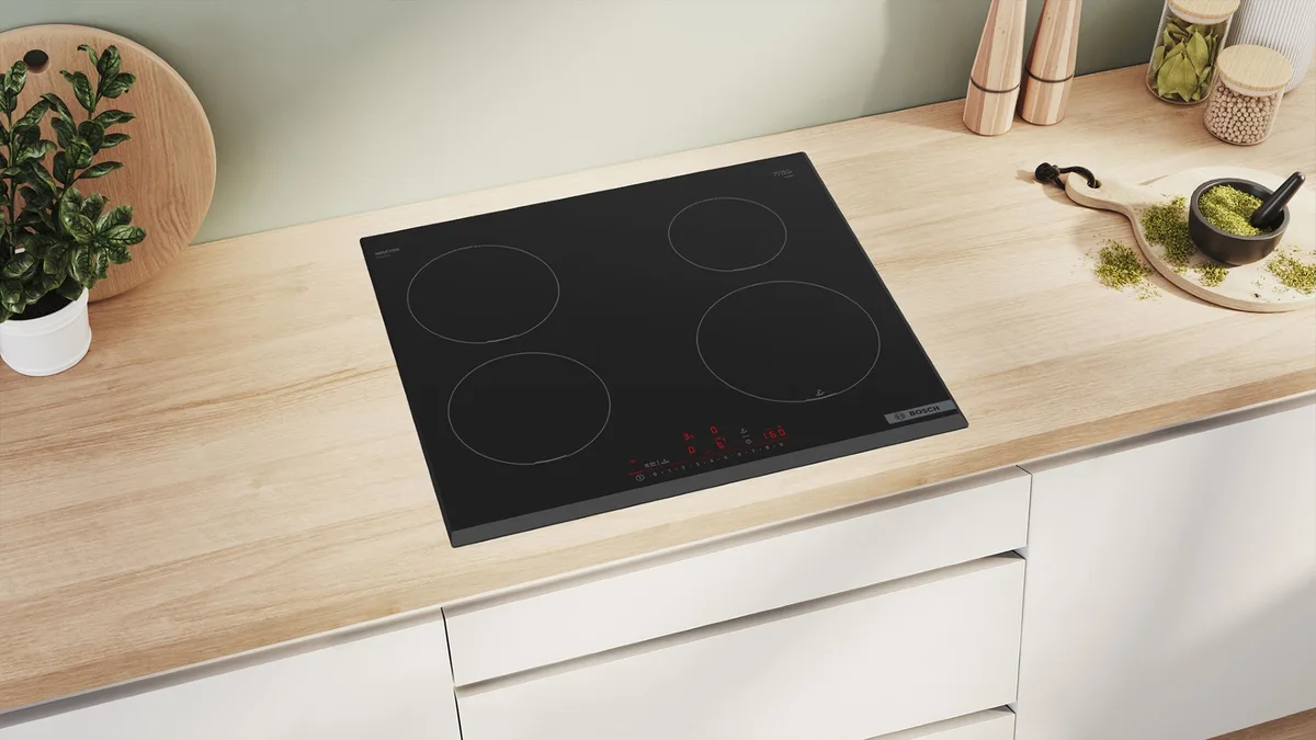 Индукционная варочная панель Bosch, 60 см, с расширенной зоной, сенсором жарки PerfectFry Plus, функцией Home Connect, черного цвета