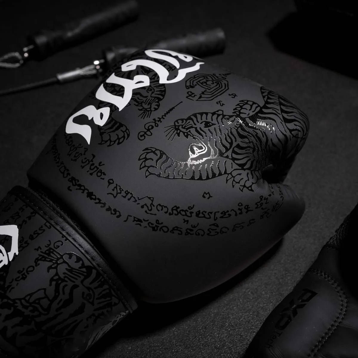 Боксерские перчатки Phantom PU 14 унций черные с бинтами в подарок