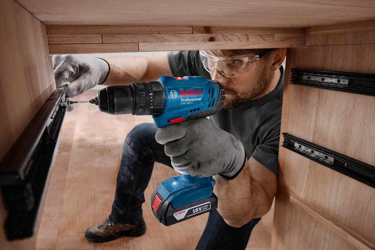 Акумуляторний ударний шурупокрут-дриль Bosch Professional GSB 183-LI 18В 1х2А·год 21-56Нм 374-1815об/хв з кейсом.