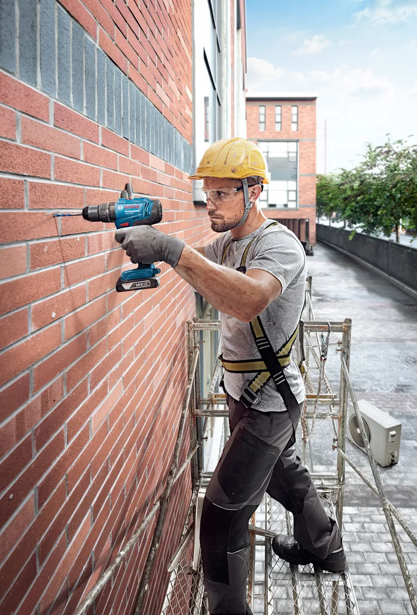 Акумуляторний ударний шурупокрут-дриль Bosch Professional GSB 183-LI 18В 1х2А·год 21-56Нм 374-1815об/хв з кейсом.