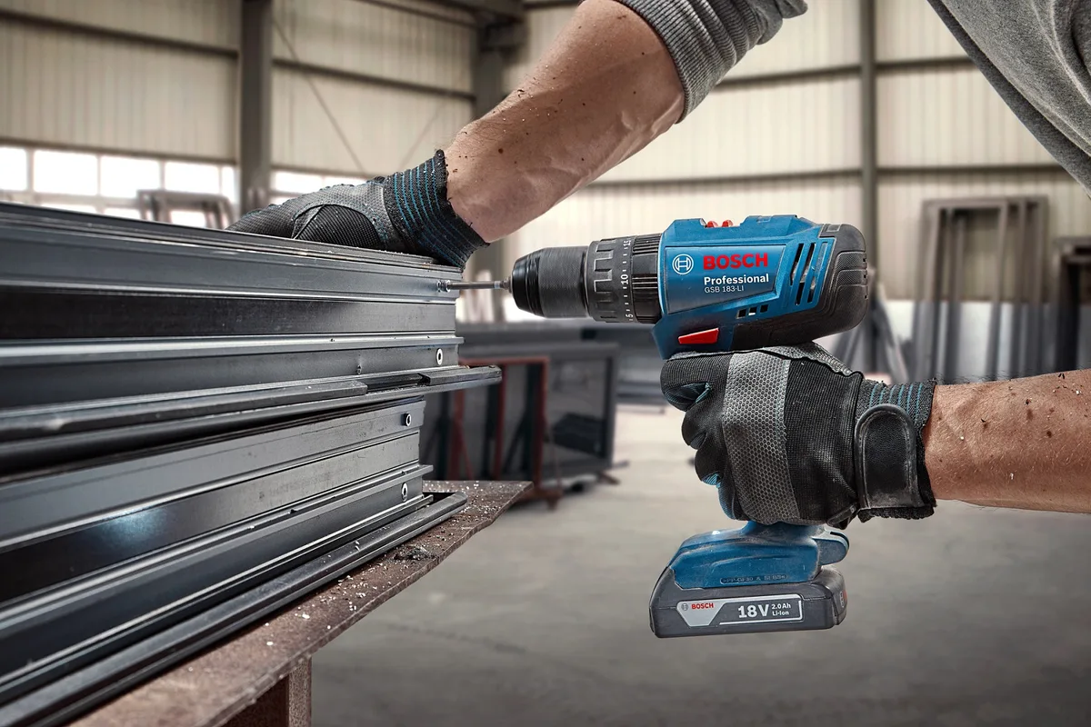 Акумуляторний ударний шурупокрут-дриль Bosch Professional GSB 183-LI 18В 1х2А·год 21-56Нм 374-1815об/хв з кейсом.