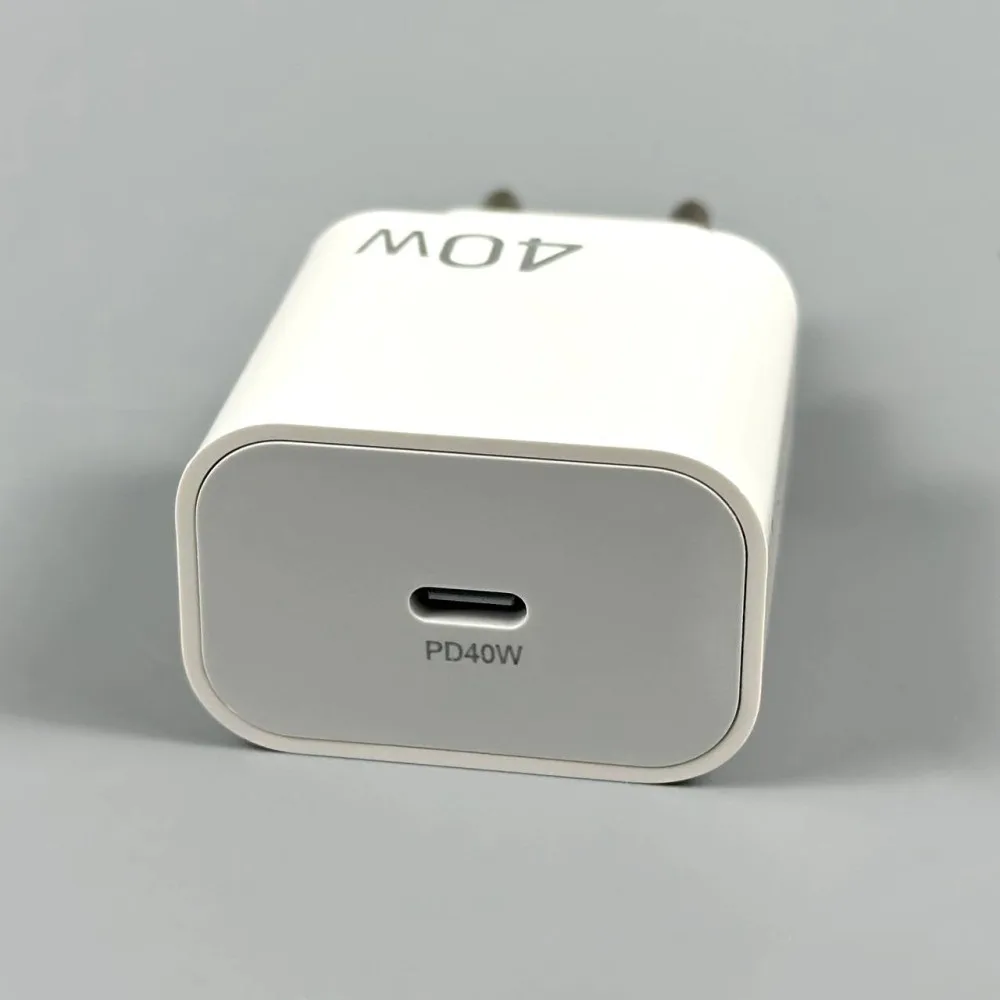 Сетевий зарядний пристрій 40W USB-C метал/пластик 5х5 см білий