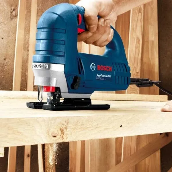 Лобзик Bosch Professional GST 8000 E, 710 Вт, 500-3100 об/хв, хід 20 мм, вага 2.5 кг.