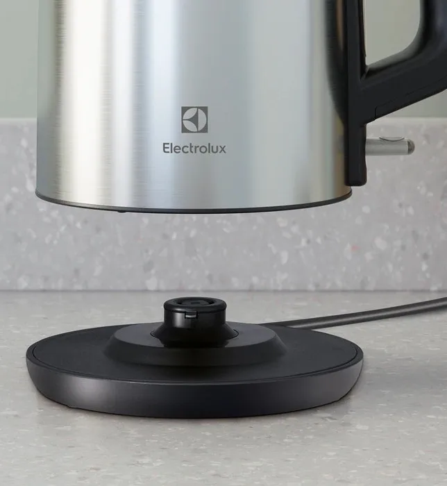 Електрочайник Electrolux Метал 1,7 л Нержавіюча сталь чорний