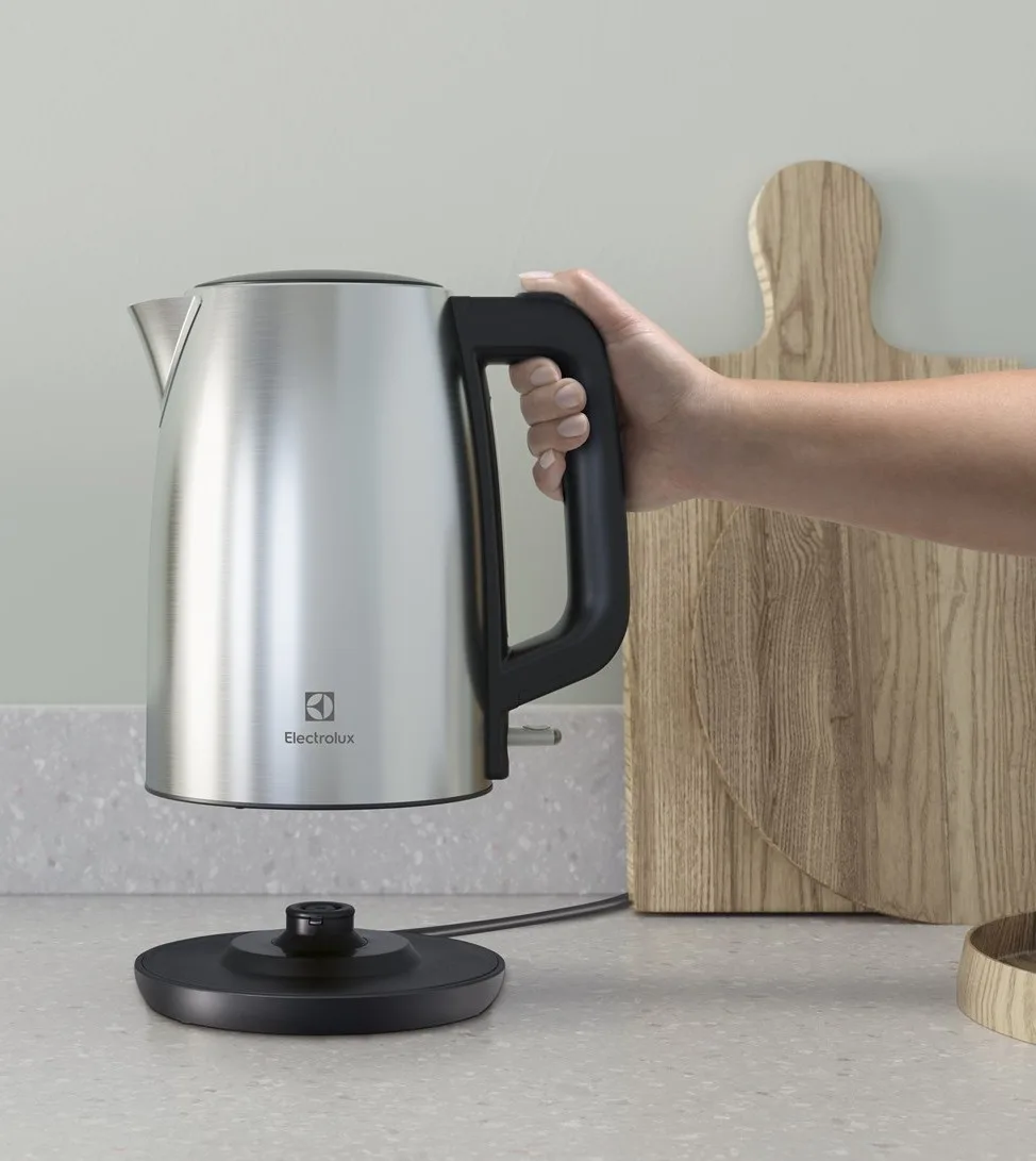 Електрочайник Electrolux Метал 1,7 л Нержавіюча сталь чорний