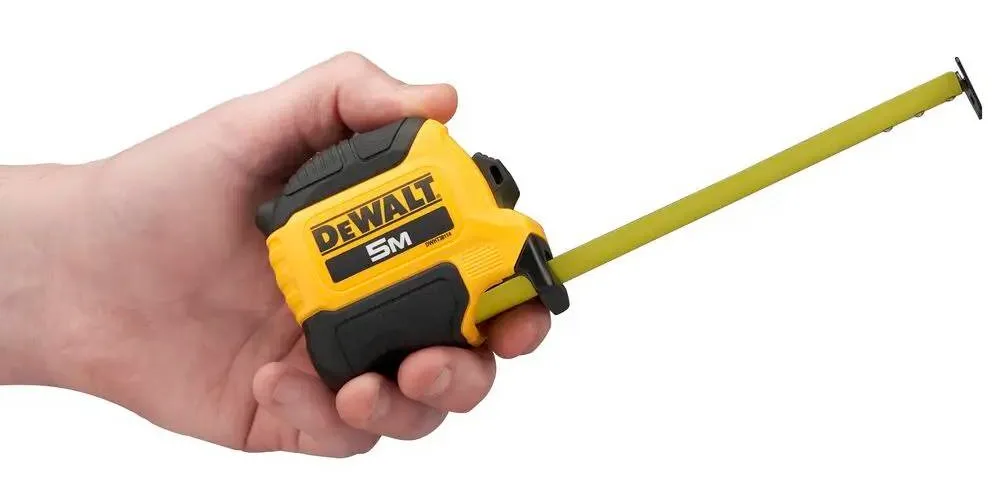 Рулетка DeWALT COMPACT, 5м х 28мм, с механизмом фиксации, изготовлена из АБС-пластика, с магнитным наконечником