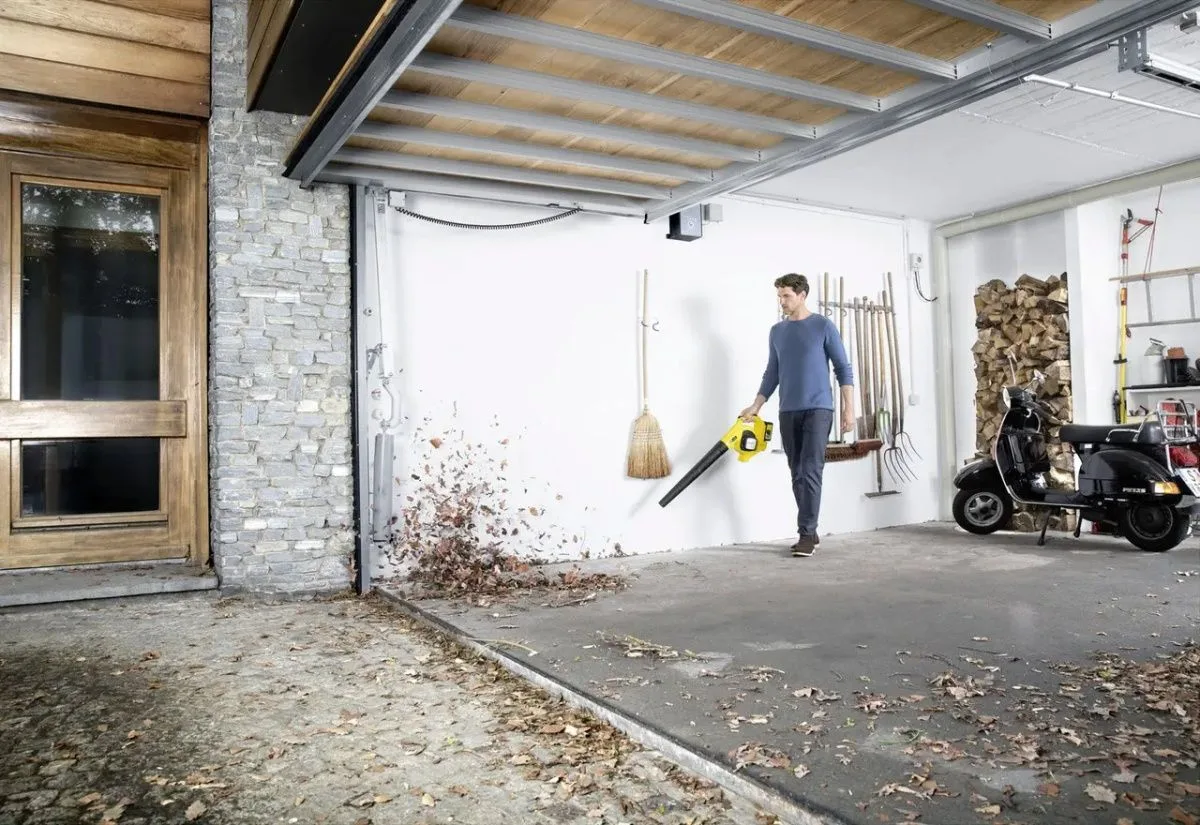 Акумуляторний садовий повітродув Karcher LBL 4 36В, 330 куб. м/год, 2.2 кг (без батареї та зарядного пристрою)