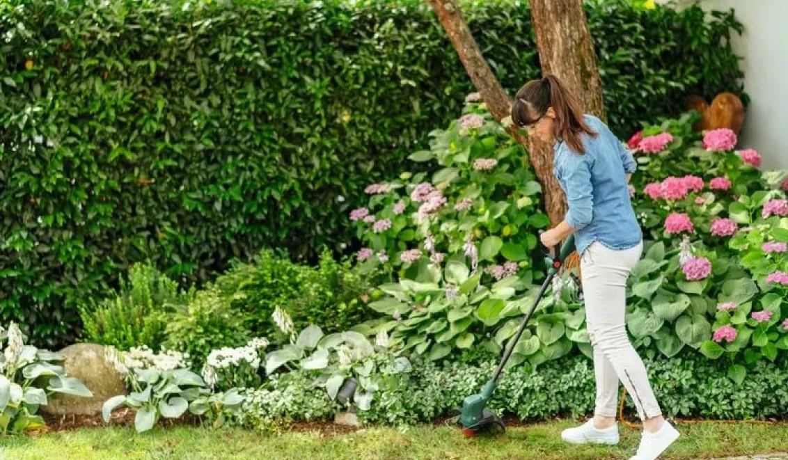 Акумуляторний садовий тример Bosch UniversalGrassCut 18V-26, 26 см, 2.3 кг (без батареї та зарядного пристрою)