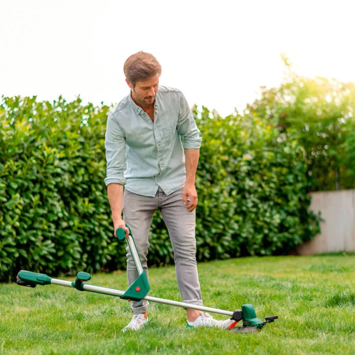 Акумуляторний садовий тример Bosch UniversalGrassCut 18V-26, 26 см, 2.3 кг (без батареї та зарядного пристрою)