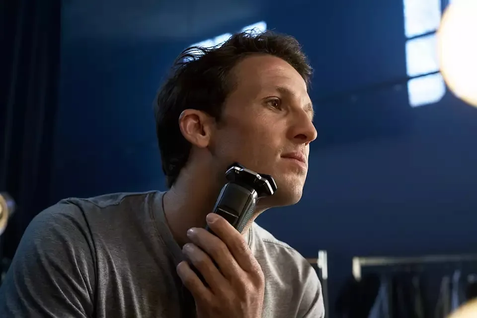 Електрична бритва Philips роторного типу Series 7000, 3 бритвені головки, Li-Ion, для сухого та вологого гоління, з тримером, чорн