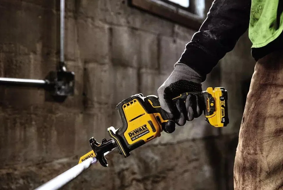 Акумуляторна шабельна пила DeWalt XR Li-ion 10.8/12В, глибина пропилу 90мм, швидкість 0-2800 об/хв, вага 1.38кг, без акумулятора т