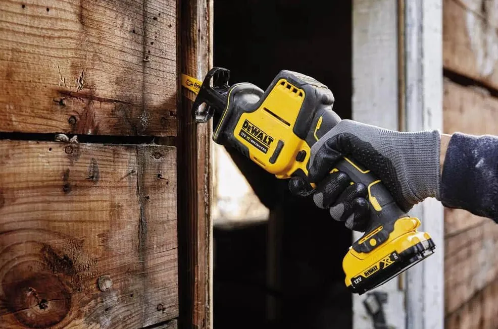 Акумуляторна шабельна пила DeWalt XR Li-ion 10.8/12В, глибина пропилу 90мм, швидкість 0-2800 об/хв, вага 1.38кг, без акумулятора т