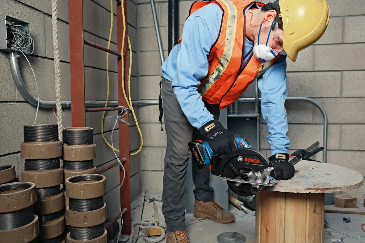 Акумуляторна дискова пила Bosch Professional GKM 18V-50 18В 2х5А·год 136мм 4250об/хв 2.2кг